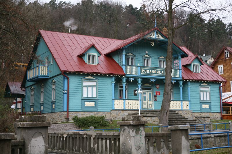 widok na Romanówkę, w której znajduje się muzeum nikifora